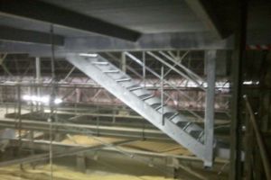 Mise en place escalier métallique et mezzanine métallique
